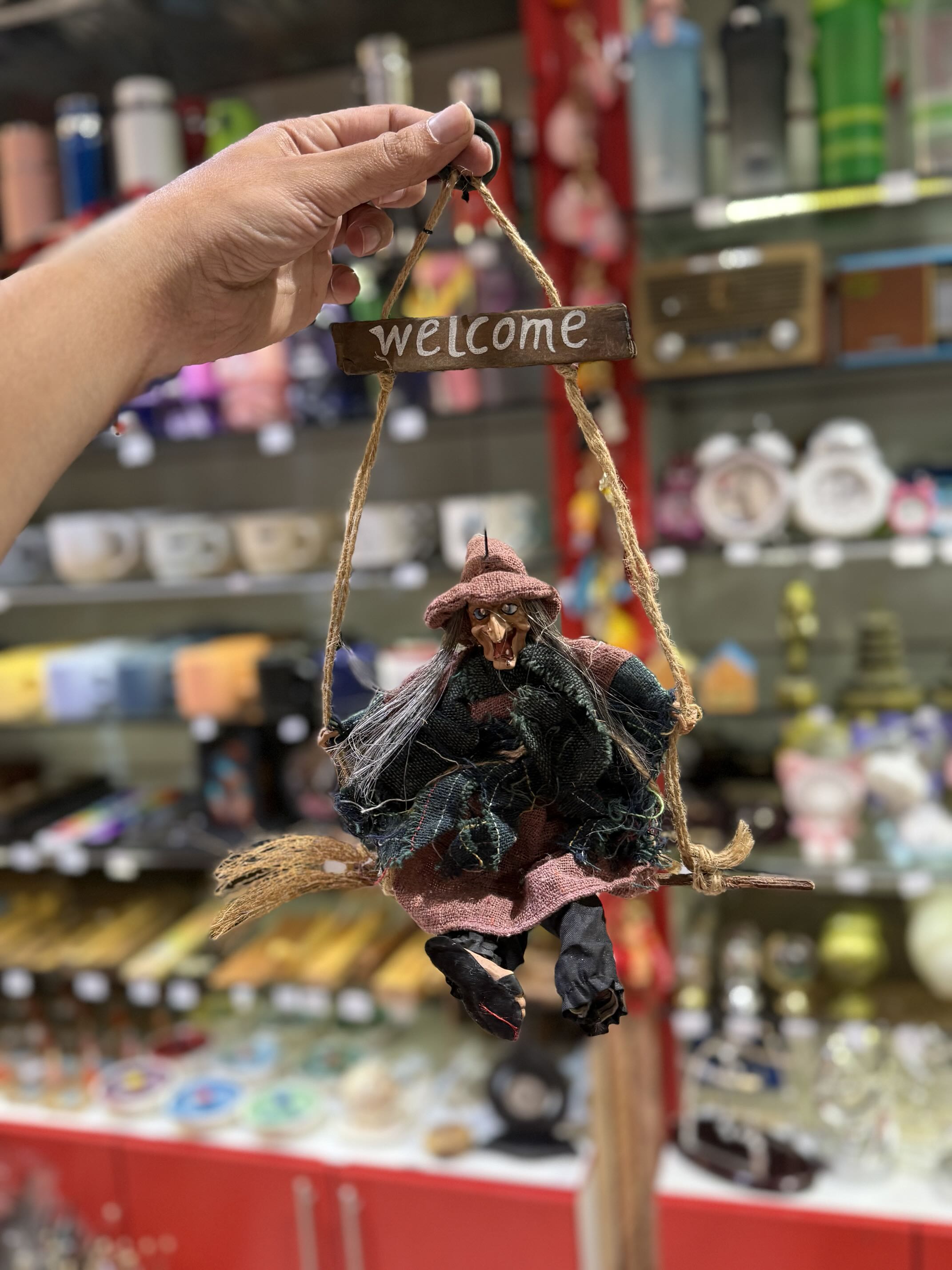 آویز دیواری جادوگر سوار بر جارو با تابلو Welcome | دکوری فانتزی هالووین